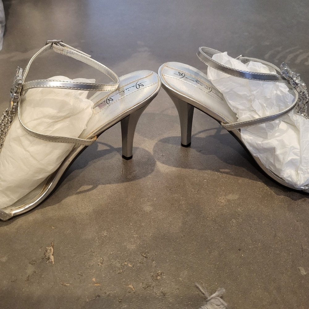 Silver heels - Picture 4 of 5